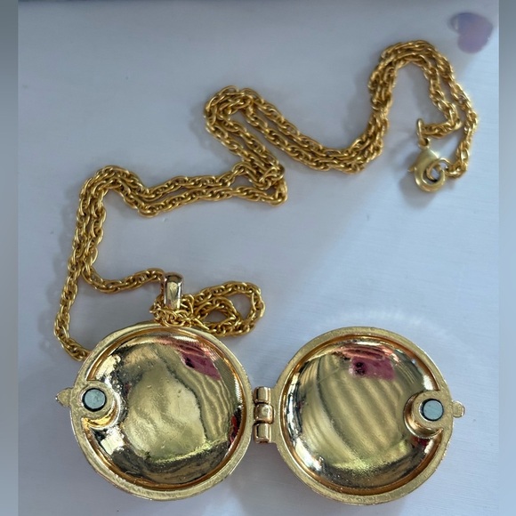 Floral Rhinestone Locket Pendant Necklace~ Gold Tone~ - Picture 4 of 9